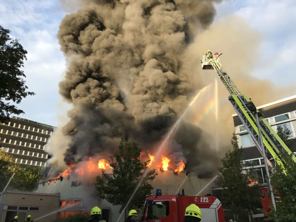 Drehleiter im Einsatz bei Realschule