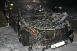 Der teilweise ausgebrannte Mercedes