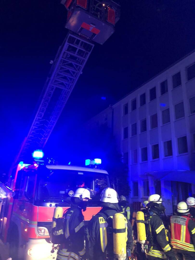 Einsatzkräfte und Drehleiter der Feuerwehr Bonn