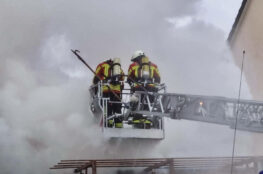 Zwei Feuerwehrmänner auf Drehleiter