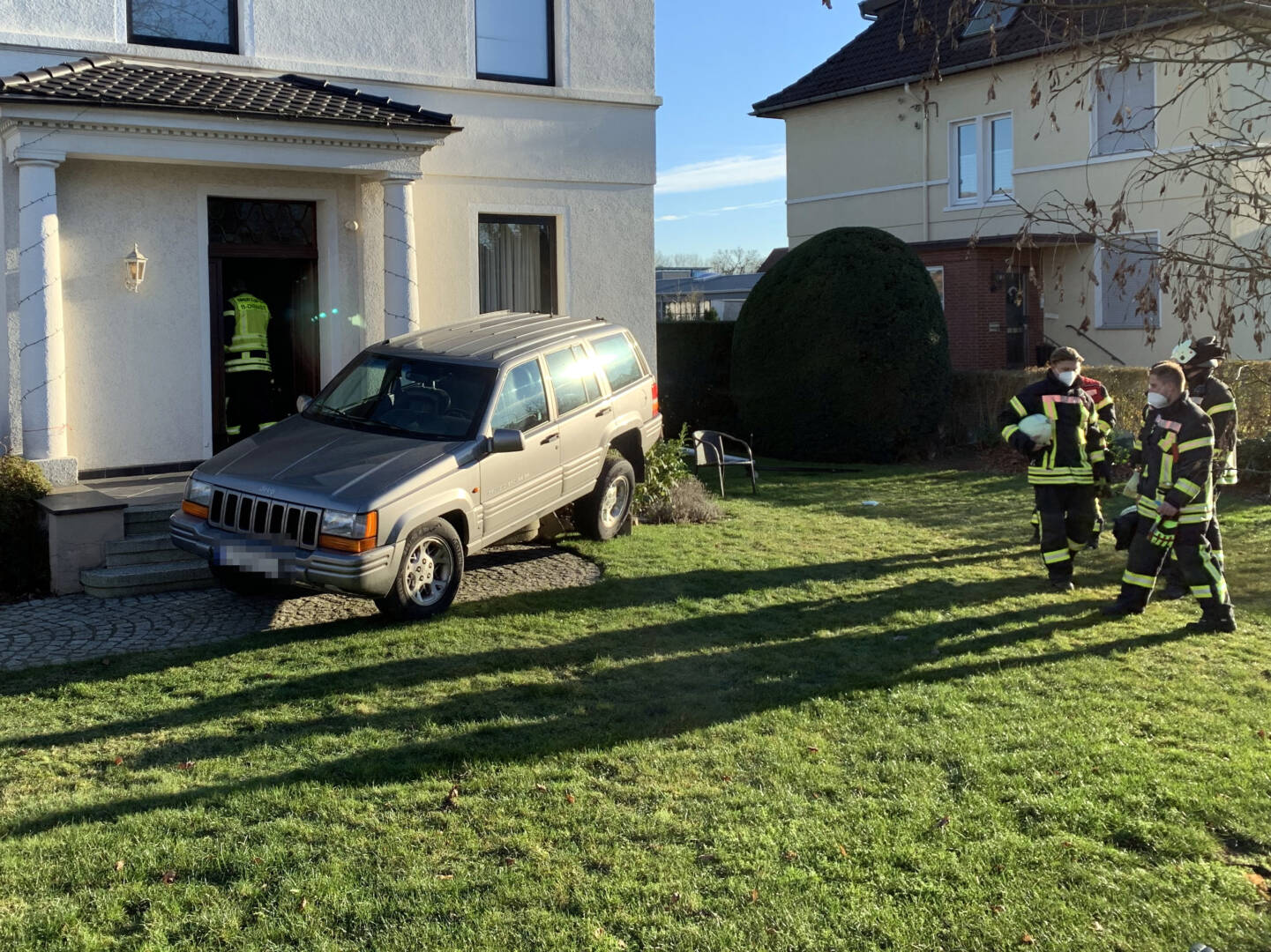 Jeep in Hauseinfahrt