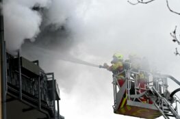 Wohnungsbrand wird über Drehleiter bekämpft