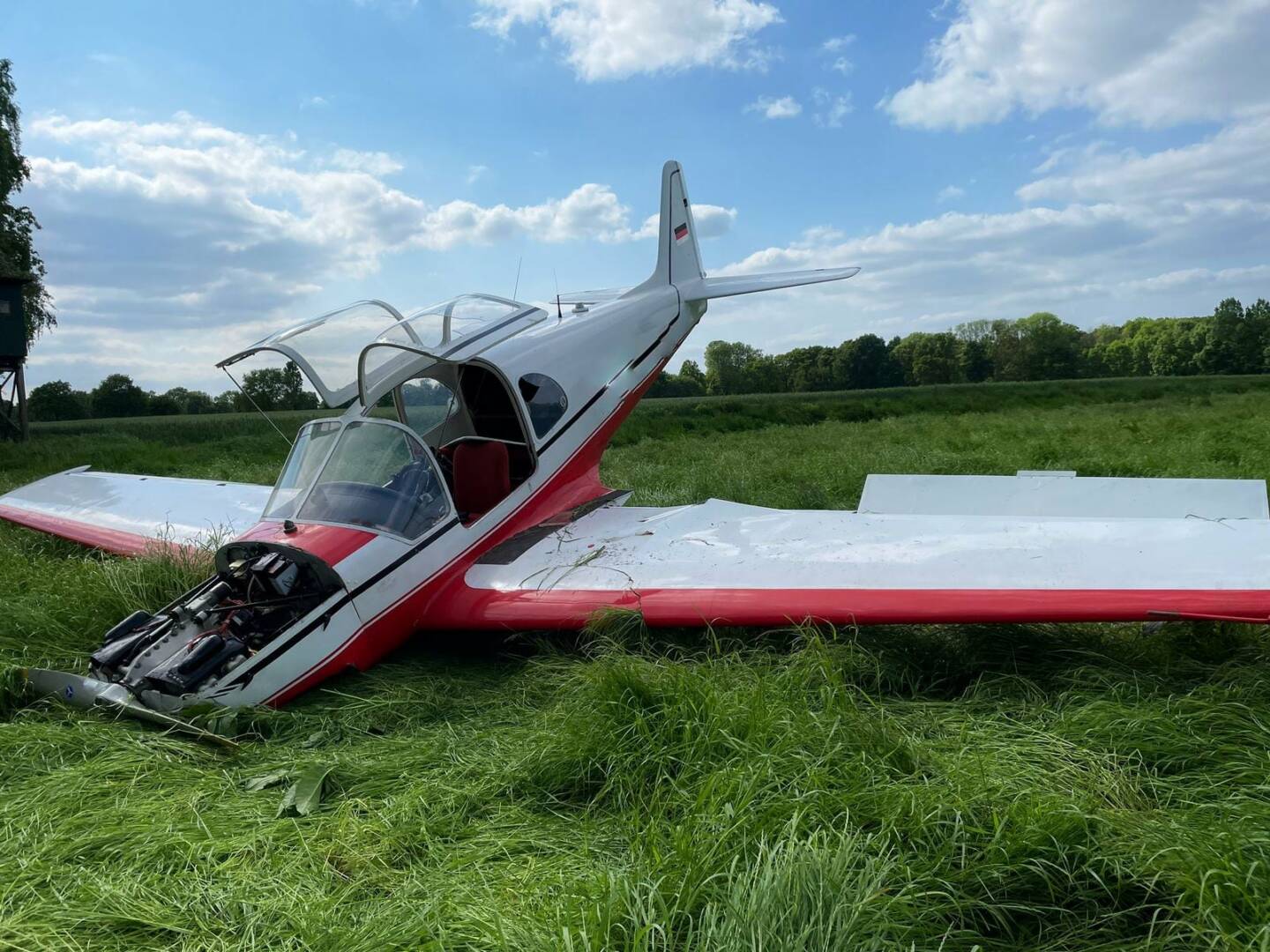 Notgelandetes Kleinflugzeug