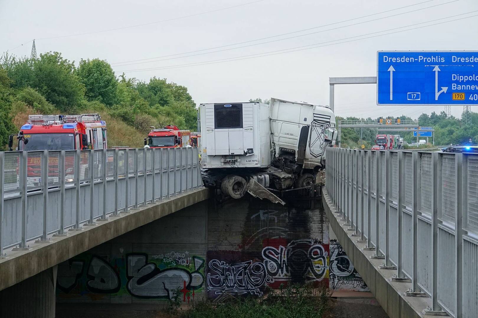 Verunglückter LKW auf Bundesautobahn