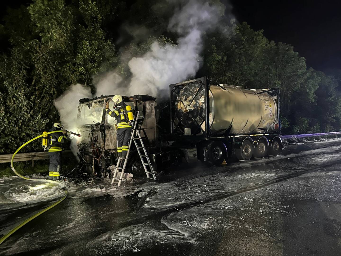 Gefahrgut-Zugmaschine ausgebrannt