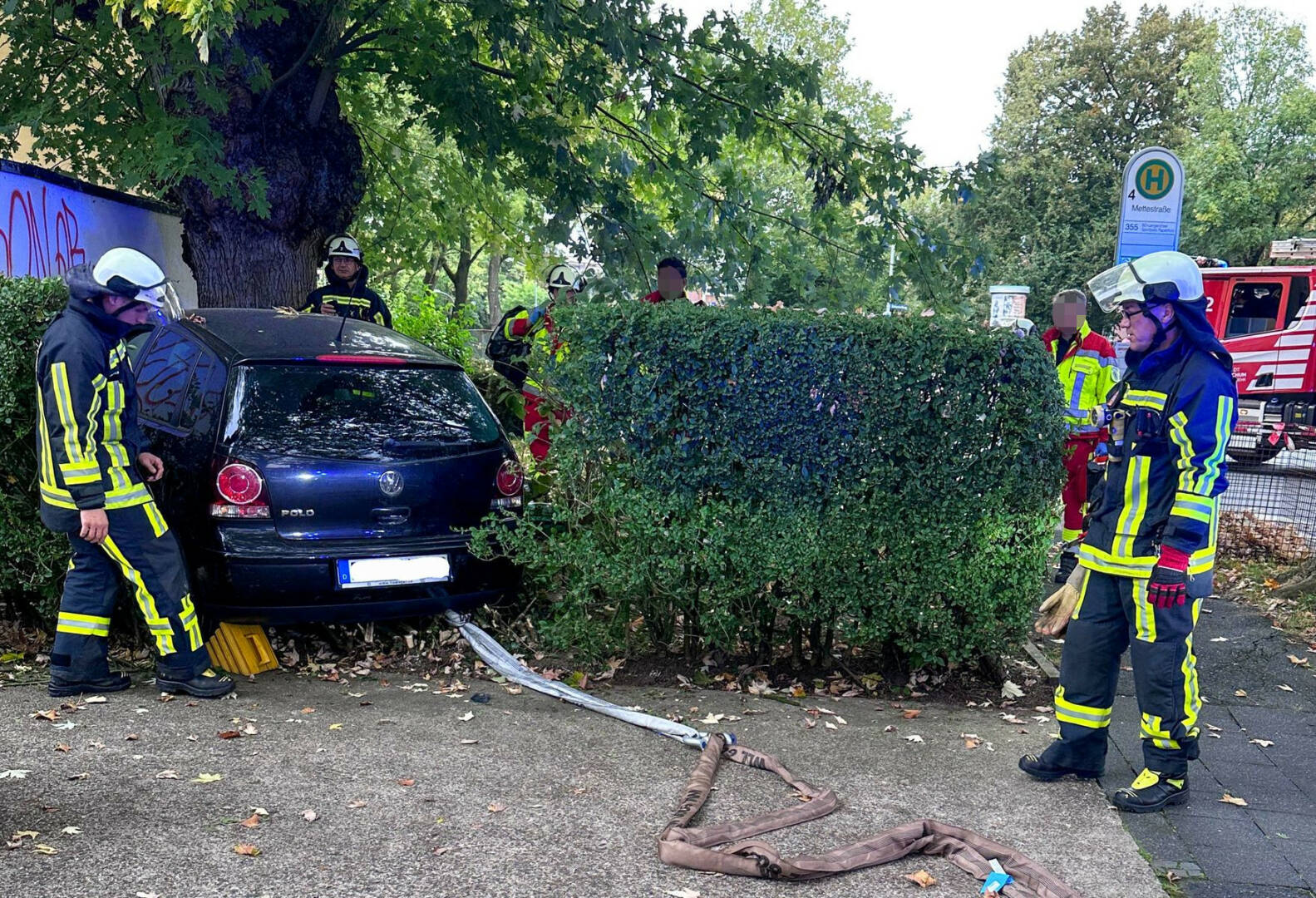 Feuerwehr befreit Fahrer aus Unfallfahrzeug