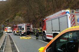 Einsatzkräfte bei Verkehrsunfall