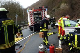 Einsatzkräfte bei Verkehrsunfall