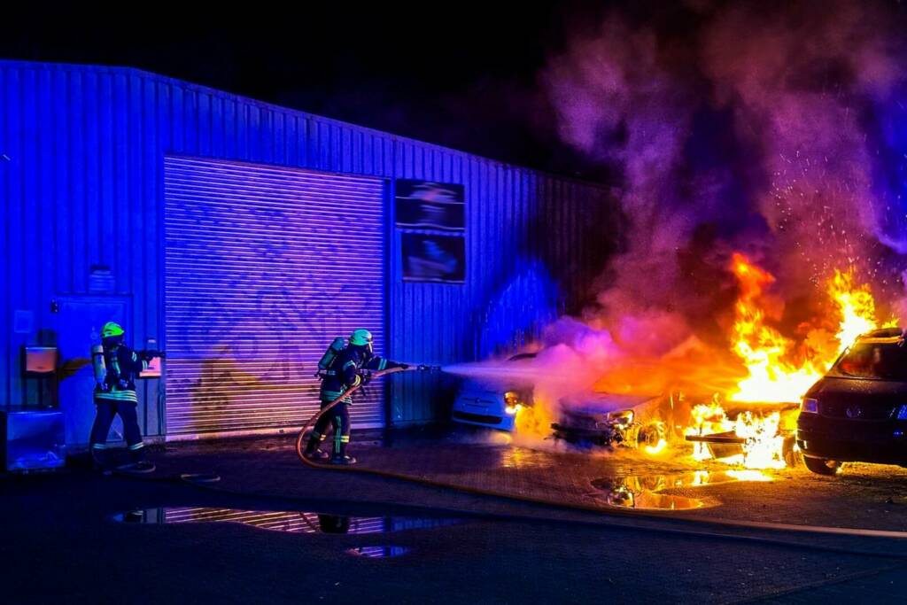 Brand von mehreren PKW in Finnentrop