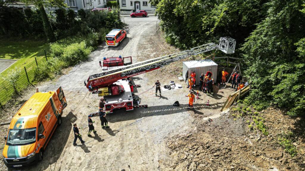 Gemeinsame Übung von Stadtbetrieben, Kanalbauamt und Berufsfeuerwehr
