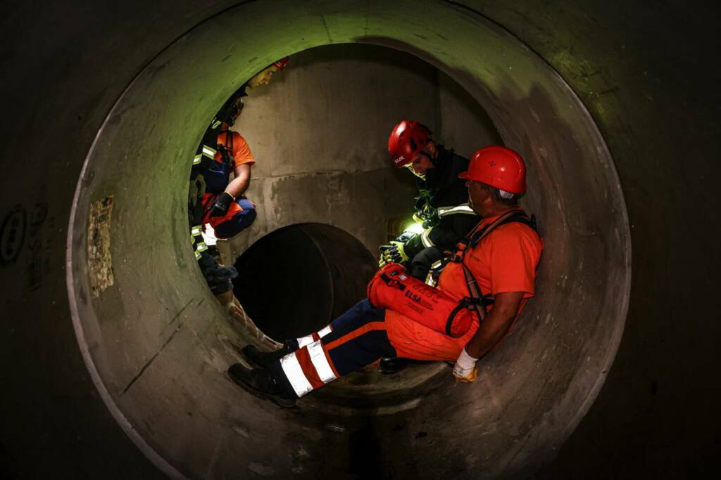 Gemeinsame Übung von Stadtbetrieben, Kanalbauamt und Berufsfeuerwehr