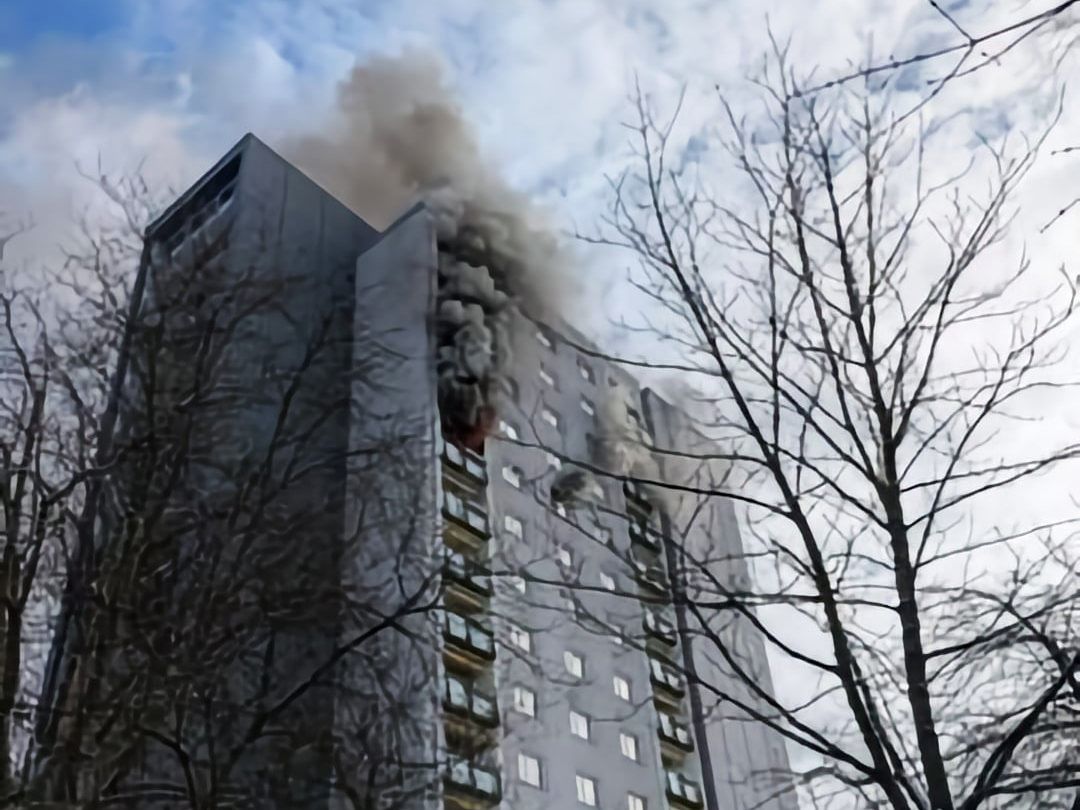 Brand in Hochhaus, 2 Personen reanimiert, aber verstorben