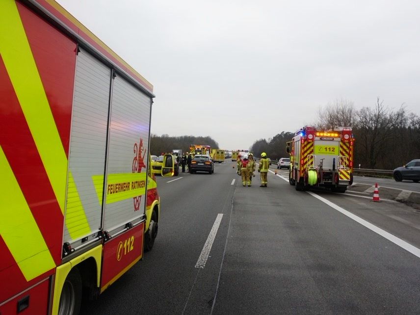 Feuerwehr Ratingen bei Verkehrsunfall auf BAB3