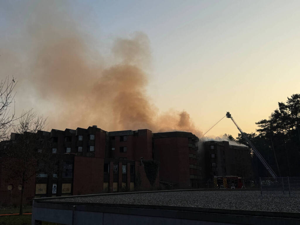 Großfeuer in einem ehemaligen Hotel