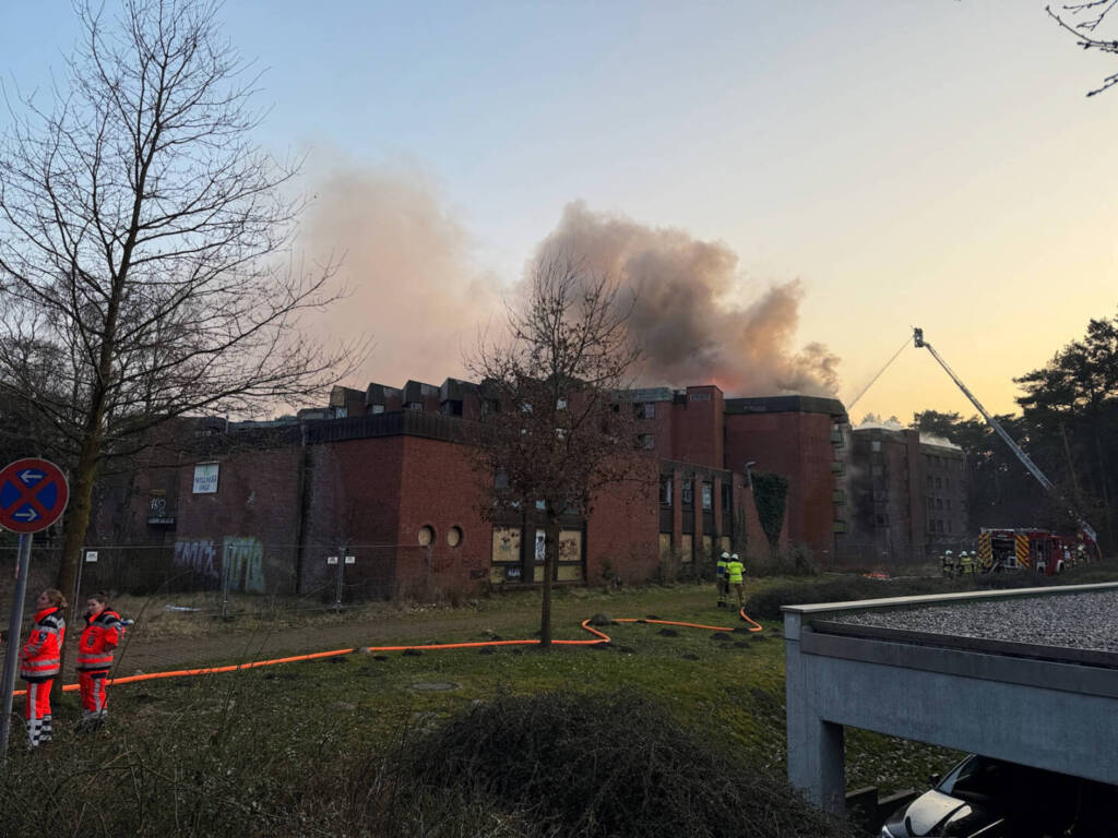 Großfeuer in einem ehemaligen Hotel