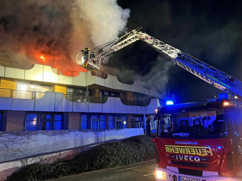 Brand im leer stehendem Altenheim Kirchende