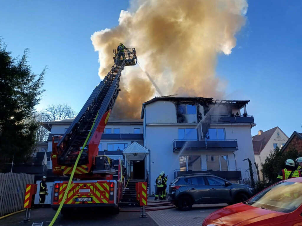 Dachstuhlbrand mit Drehleiter bekämpft