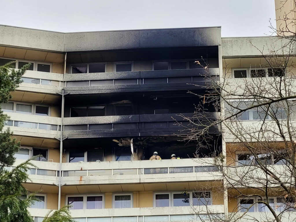 Feuerwehr rettet 2 Kinder bei Hochhausbrand