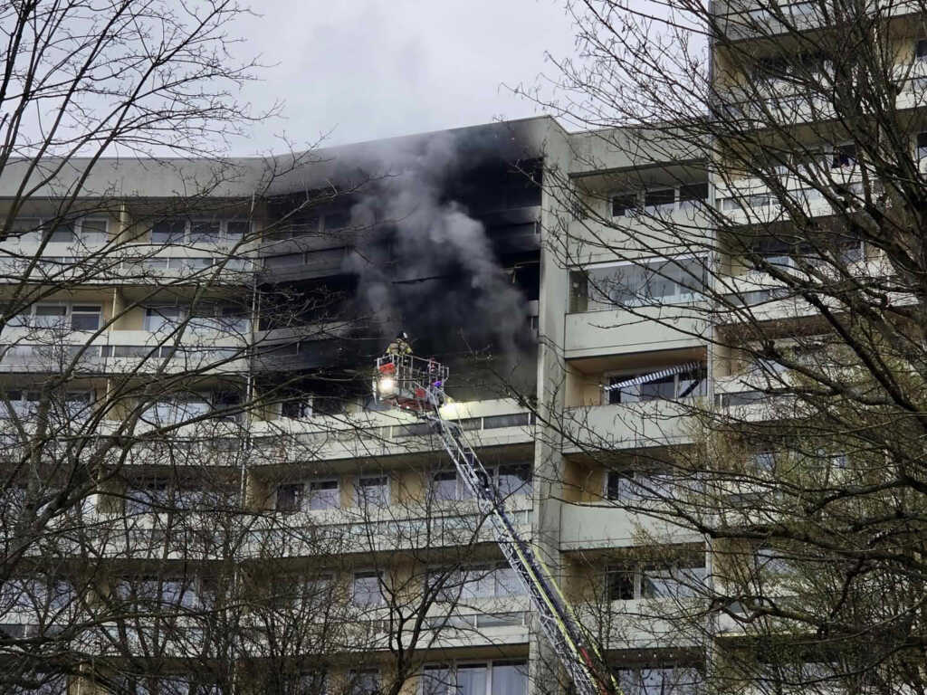 Feuerwehr rettet 2 Kinder bei Hochhausbrand