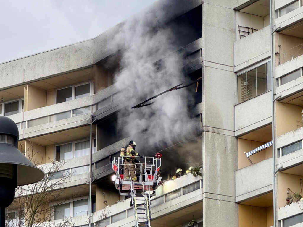 Feuerwehr rettet 2 Kinder bei Hochhausbrand