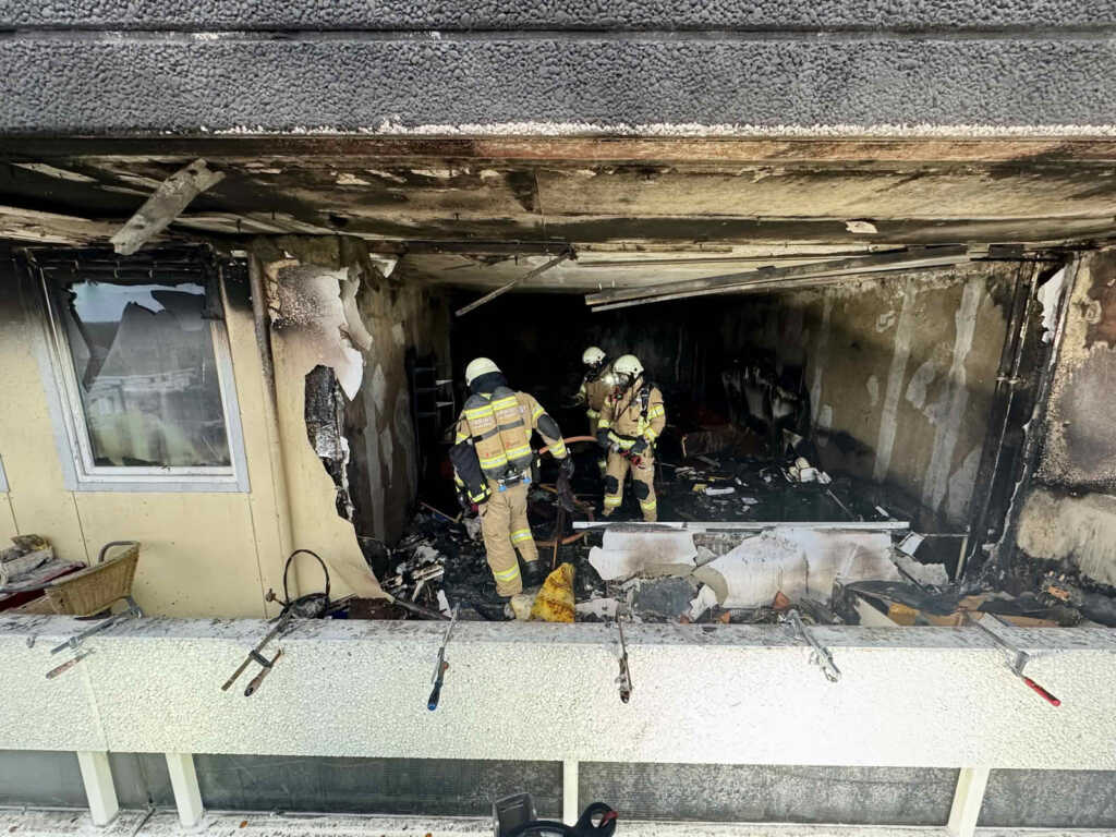 Feuerwehrleute in der ausgebrannten Wohnung