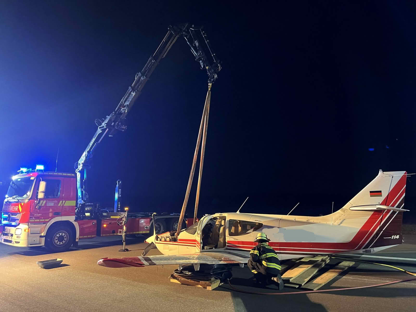 Bergungsarbeiten am Kleinflugzeug nach der Bruchlandung