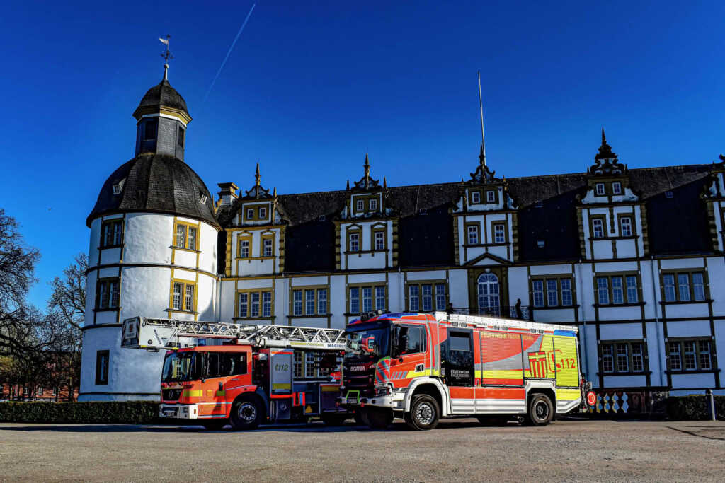 Hilfeleistungslöschfahrzeug und Drehleiter des Löschzuges Schloss Neuhaus vor dem Schloß Neuhaus.