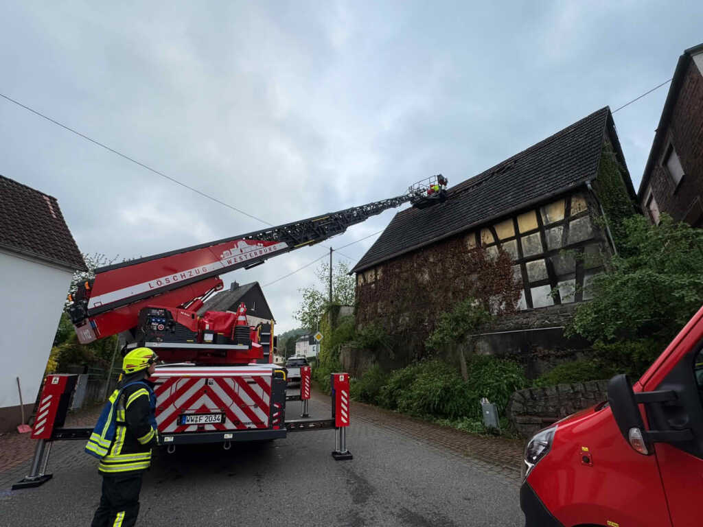 Drehleitereinsatz am abgedeckten Dach in Berzhahn.