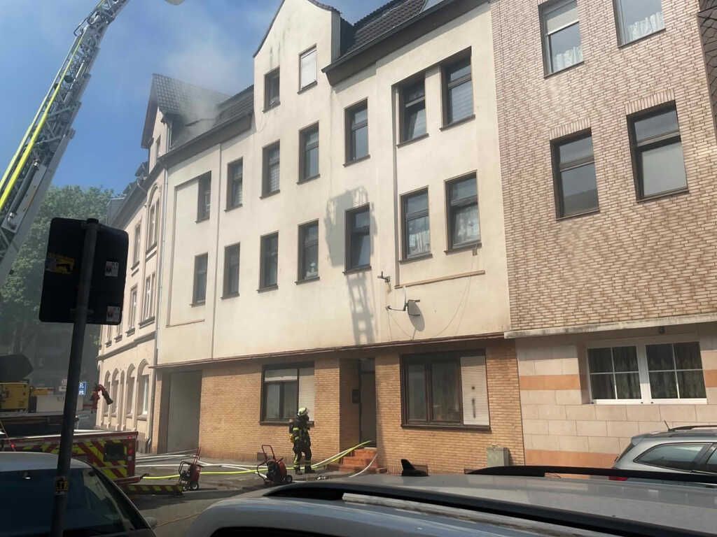 Einheiten vor dem Gebäude des Wohnungsbrandes