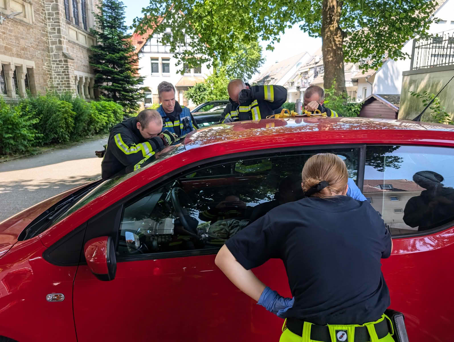 Kind in PKW eingeschlossen: 4-Jährige erfolgreiche gerettet