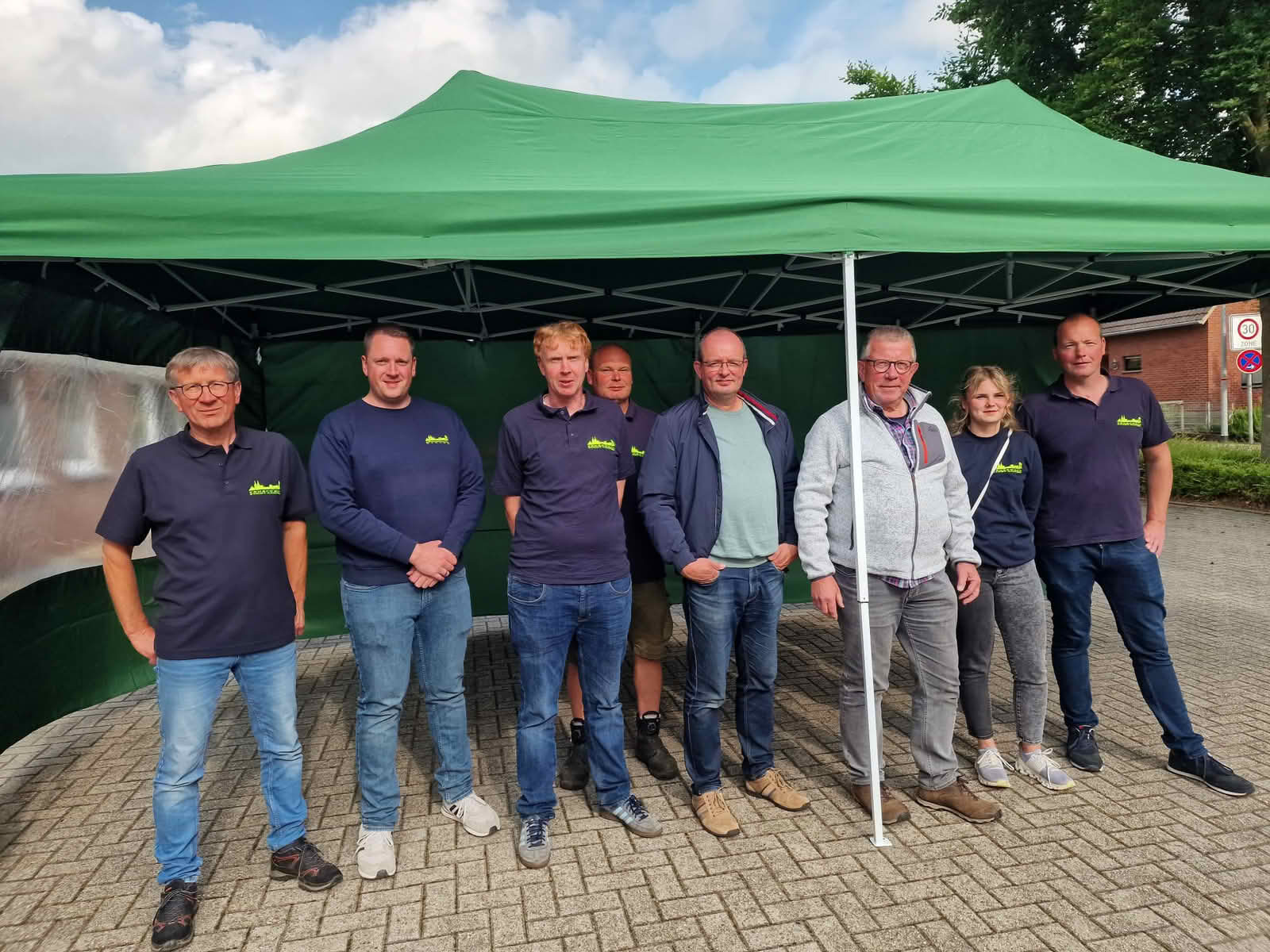 Übergabe des neuen Faltpavillons am Feuerwehrhaus in Birten