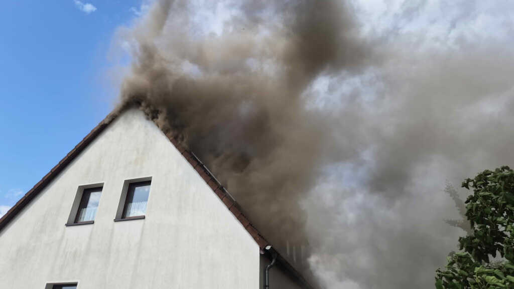 Schuppenbrand greift auf Dachstuhl über
