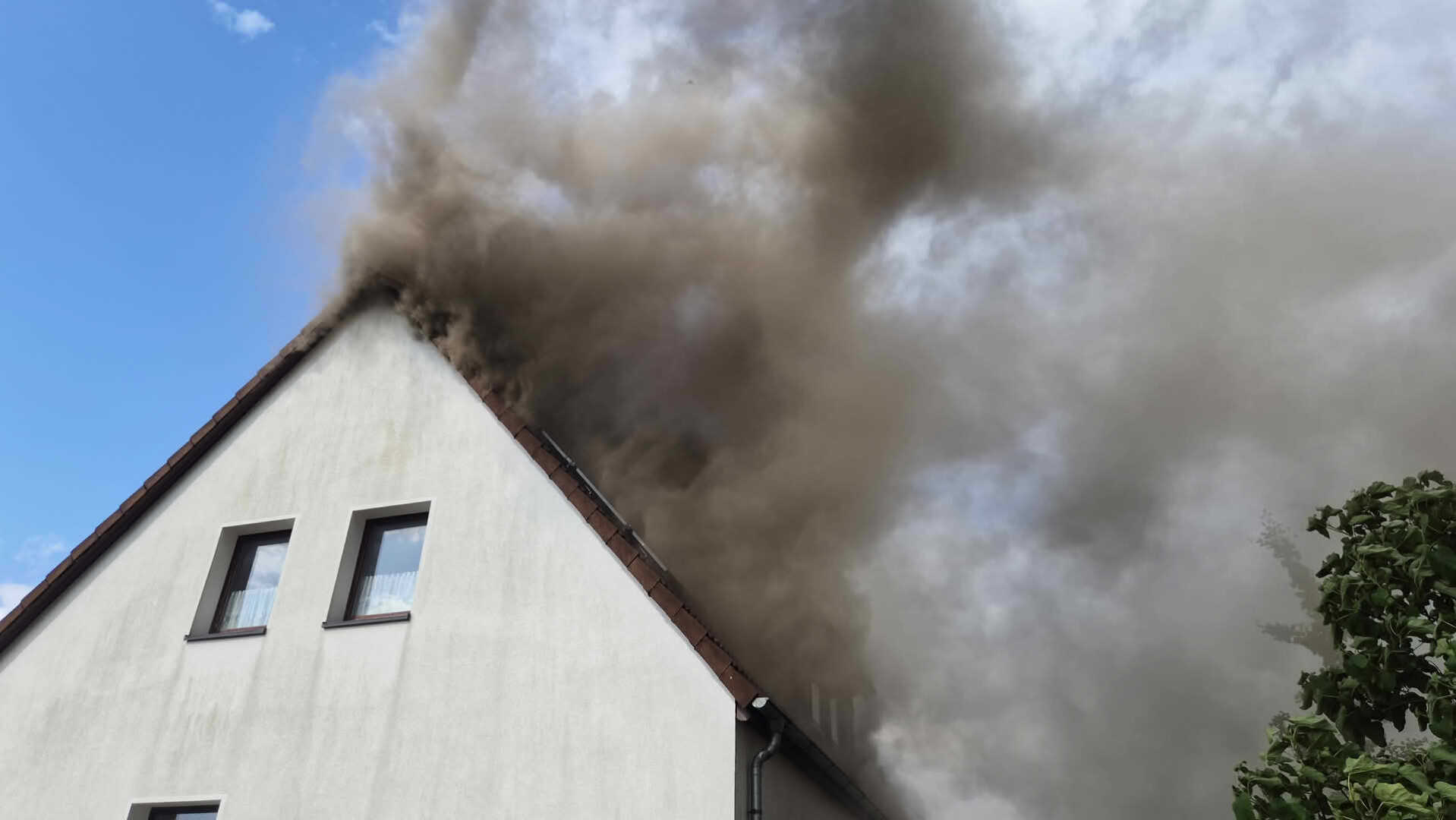 Schuppenbrand greift auf Dachstuhl über