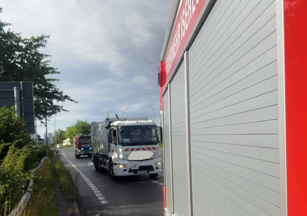 Rauchender Müllwagen