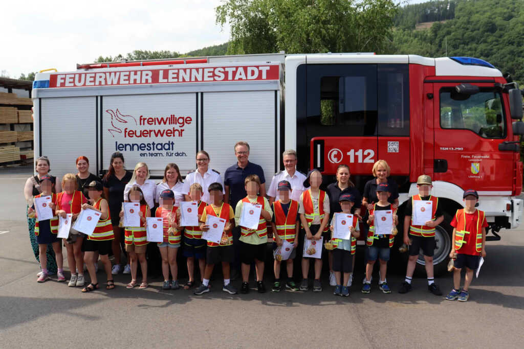 Gruppenfoto der Kinderfeuerwehr Lennestadt nach der Verleihung der Kinderflamme