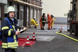 Beim Säure-Unfall ist die Feuerwehr in Chemieschutzanzügen unter Atemschutz im Einsatz