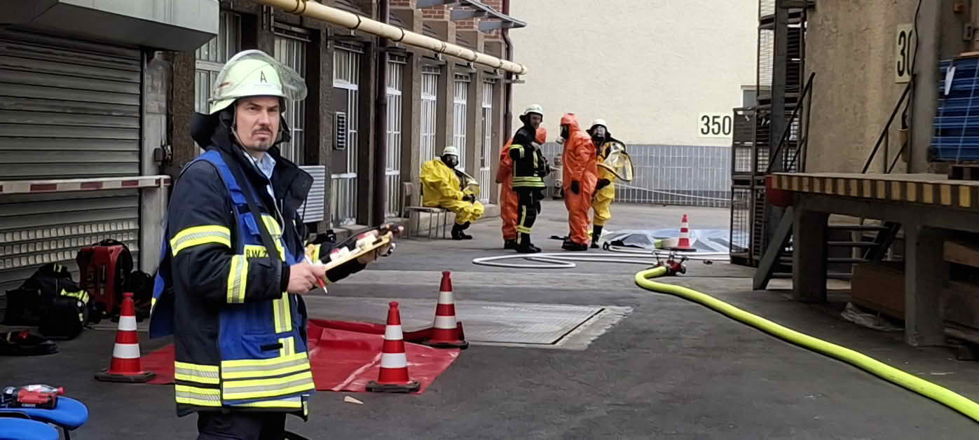 Beim Säure-Unfall ist die Feuerwehr in Chemieschutzanzügen unter Atemschutz im Einsatz