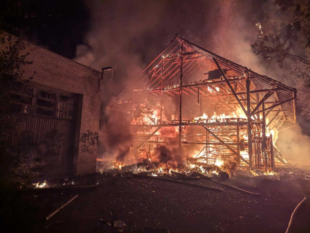 Die ehemalige Lagerhalle, im Vollbrand, beim Eintreffen der Feuerwehr