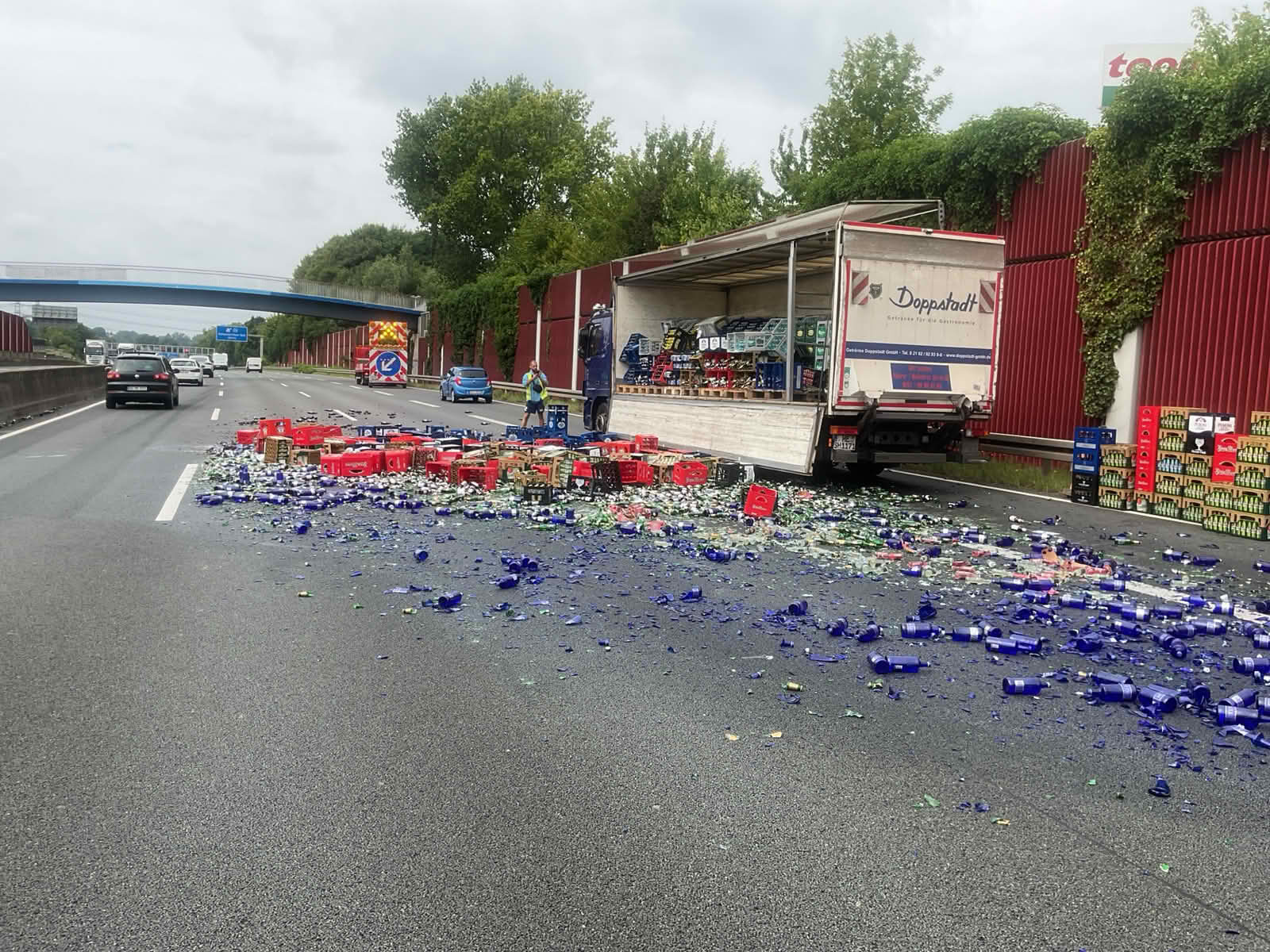 LKW verliert Getränkekisten