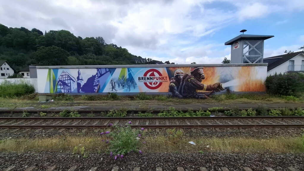 Farbenfrohe Hingucker am Arnsberger Bahnhof