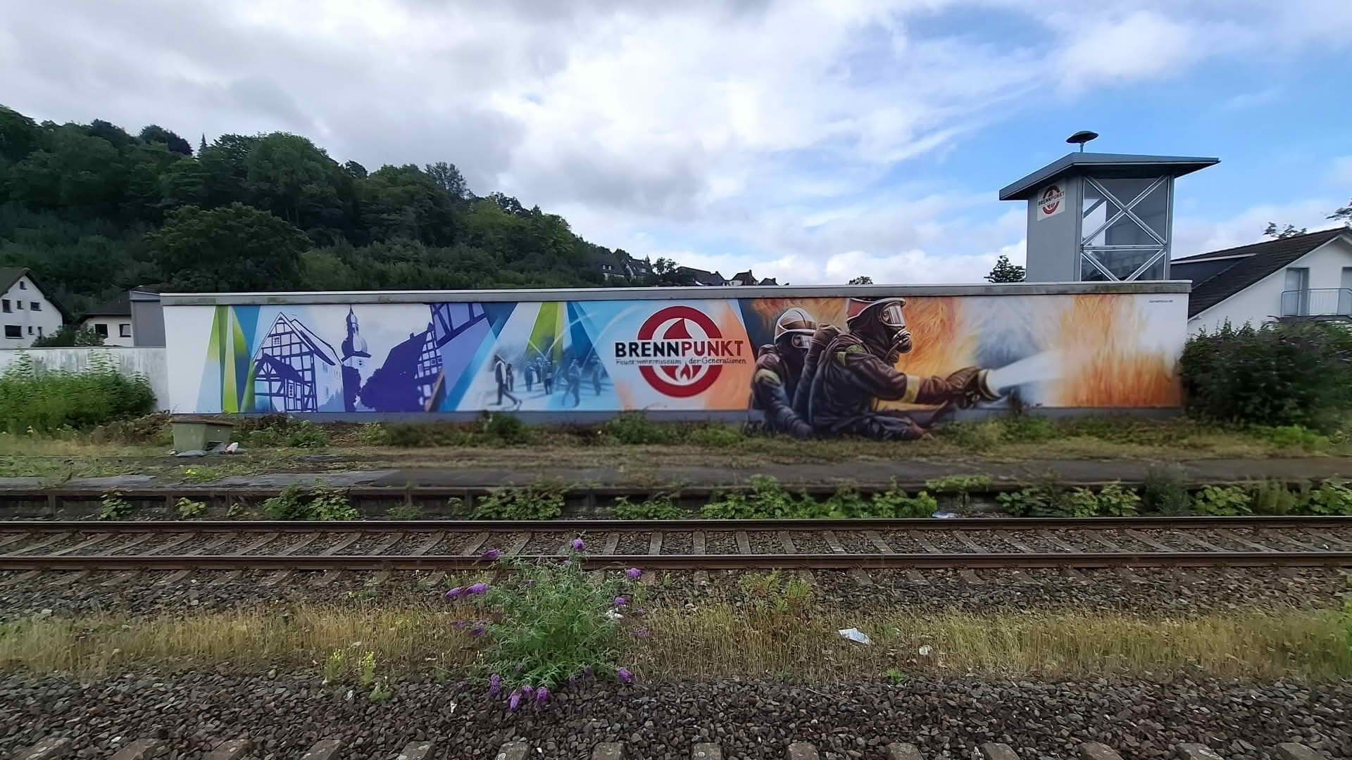Farbenfrohe Hingucker am Arnsberger Bahnhof