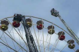 Die Feuerwehr an den Gondeln des Riesenrad
