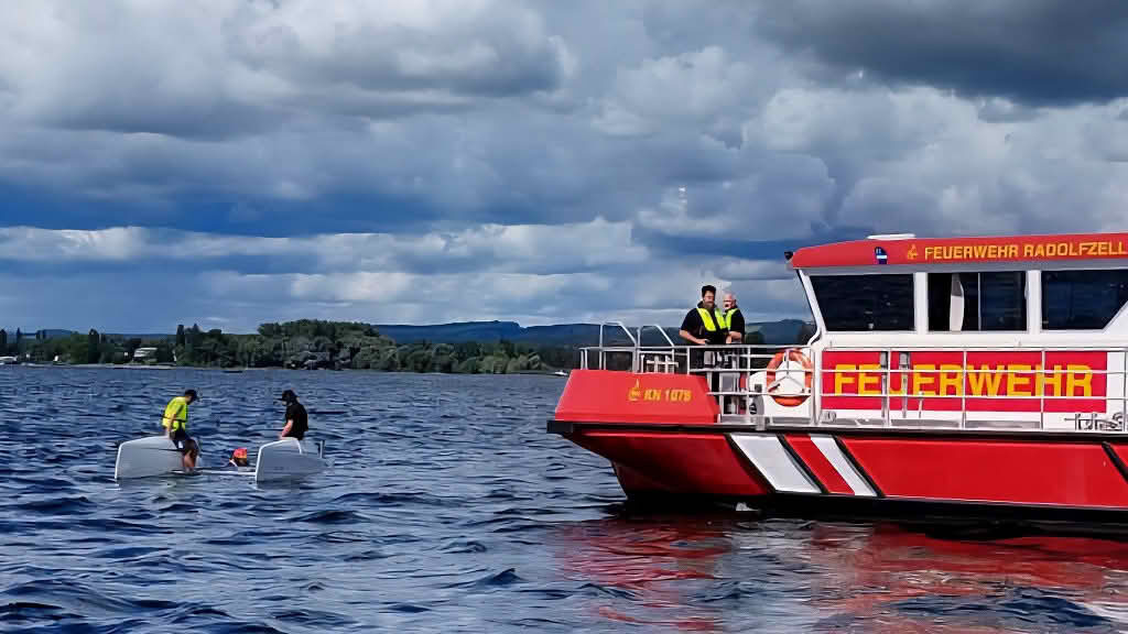 Das Feuerlöschboot beim gekenterten Katamaran am Einsatzort