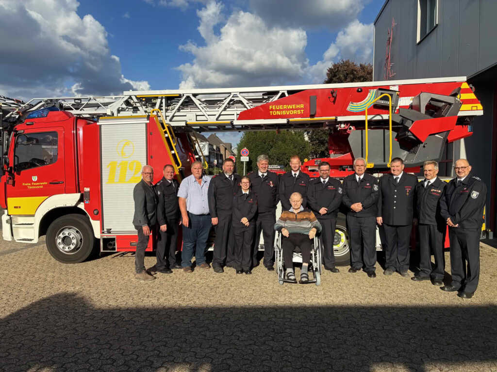 Gruppenfoto vor Drehleiterder Feuerwehr Tönisvorst