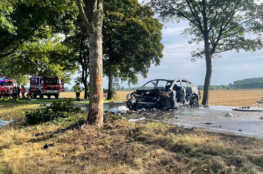 Das ausgebrannte Elektrofahzeug auf der l240 bei Huxahl