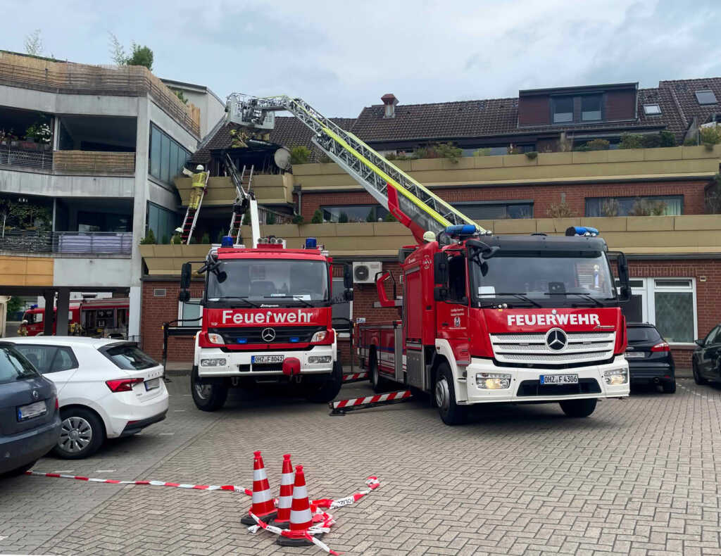 Drehleitern beim Wohnungsbrand in der Innenstand von Osterholz-Scharmbeck