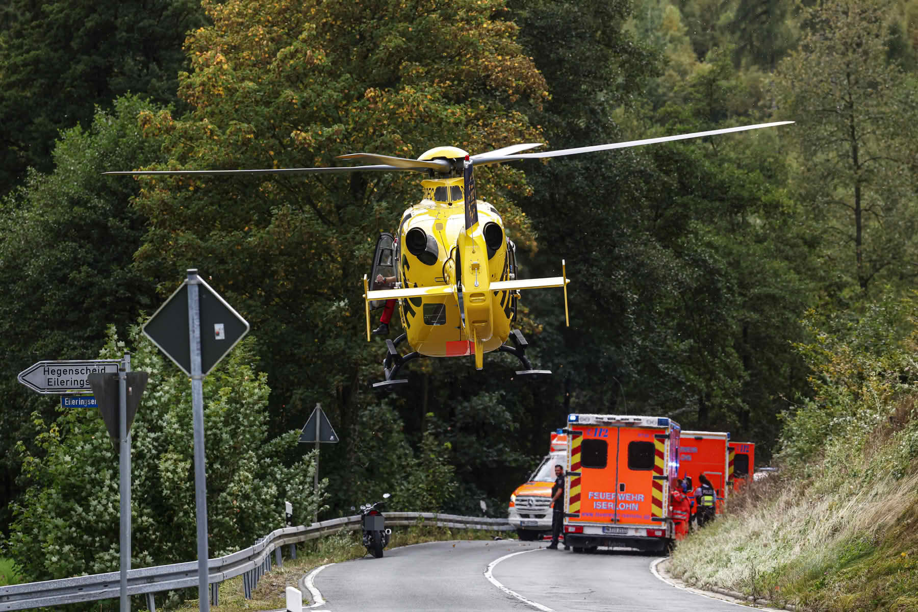 Landung des Rettungshubschraubers am Einsatzort wo ein Motorradfahrer bei einem Verkehrsunfall lebensgefährlich verletzt wurde