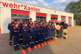 Gruppenfoto der Jugendfeuerwehr Xanten mit einem übergroßen Cent