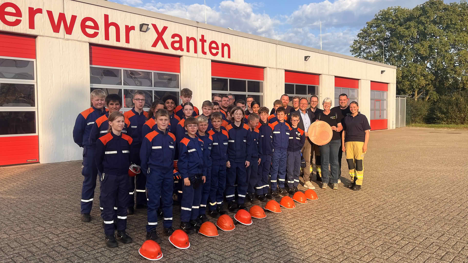 Gruppenfoto der Jugendfeuerwehr Xanten mit einem übergroßen Cent