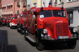 Mehrere alte Feuerwehr-Fahrzeuge beim Oldtimertreffen